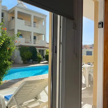 Beautiful One Bed Apartment In Paphos Exterior photo